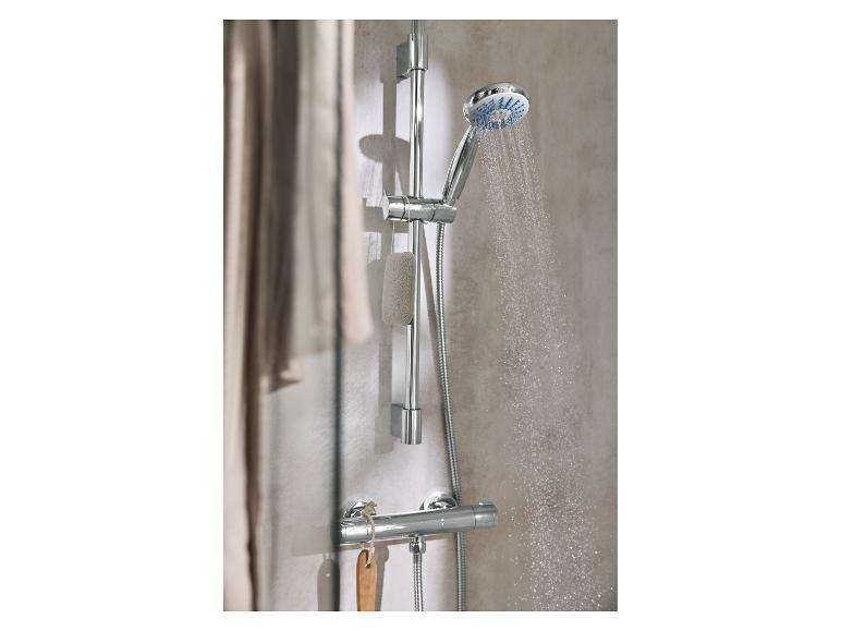 Een douchekop met spuitend water en een badspons hangend aan de stang.