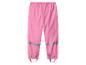 Roze kinderregenbroek met reflecterende details en elastische enkelbandjes.