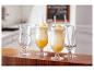 Ananascocktails in glazen met rietjes.
