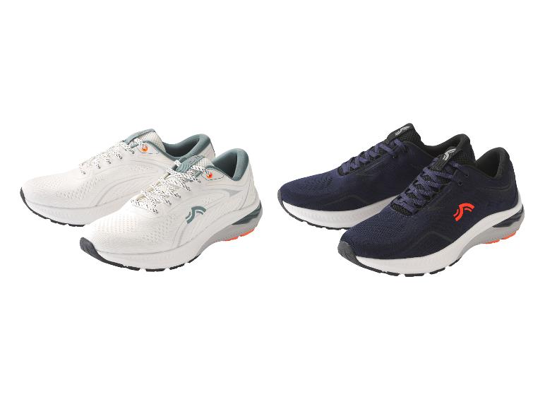 Twee paar hardloopschoenen, een wit paar met blauwe accenten en een donkerblauw paar met oranje details.