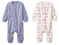 Twee baby-pyjama's, één met zonnetjes en hartjes, de ander met sterretjes.