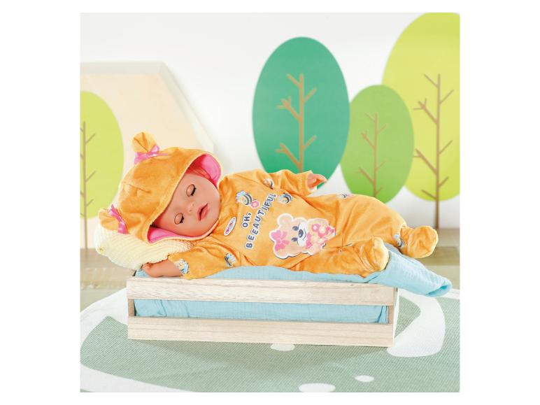 BABY born pop in oranje bijen-slaappak, slapend in een houten kratbed.