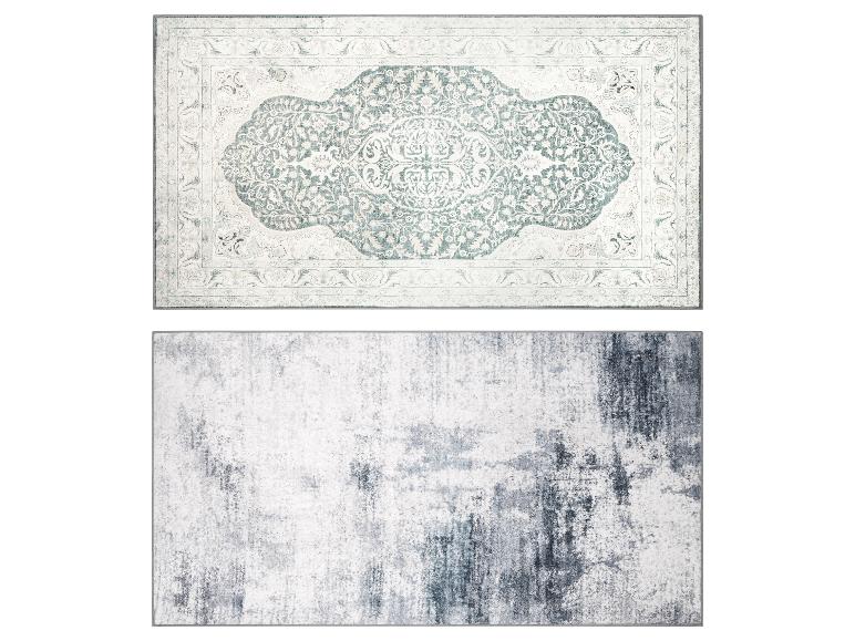 Twee vloerkleden: één met klassiek patroon in lichtblauw en wit, één met abstract patroon in grijs en wit.
