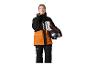 Vrouw in oranje-zwarte ski-jas en -broek, met een helm in haar hand.