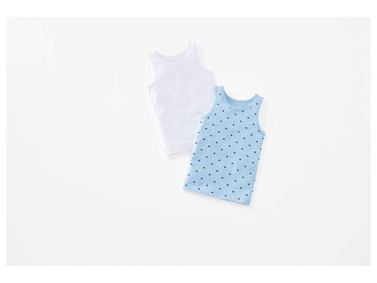 Twee kindertopjes, een wit en een lichtblauw met een hartjesprint.