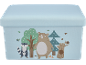 Lichtblauwe opbergdoos met beer, wasbeer en bomen in cartoonstijl.