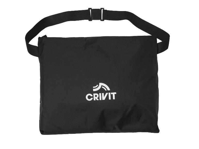 Zwarte sporttas met een verstelbare riem en een wit logo op de voorkant.