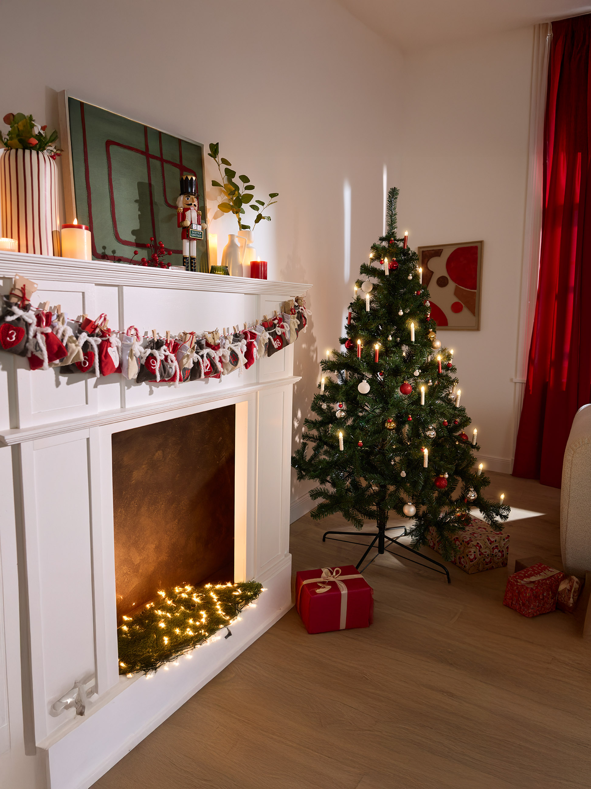 Kerstversierde woonkamer met kerstboom, open haard met adventskalender en cadeaus.