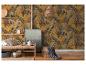 Woonkamer met tropisch bladbehang, houten daybed en gevlochten manden.