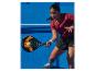 Vrouw speelt padel met racket en bal op een blauwe baan.