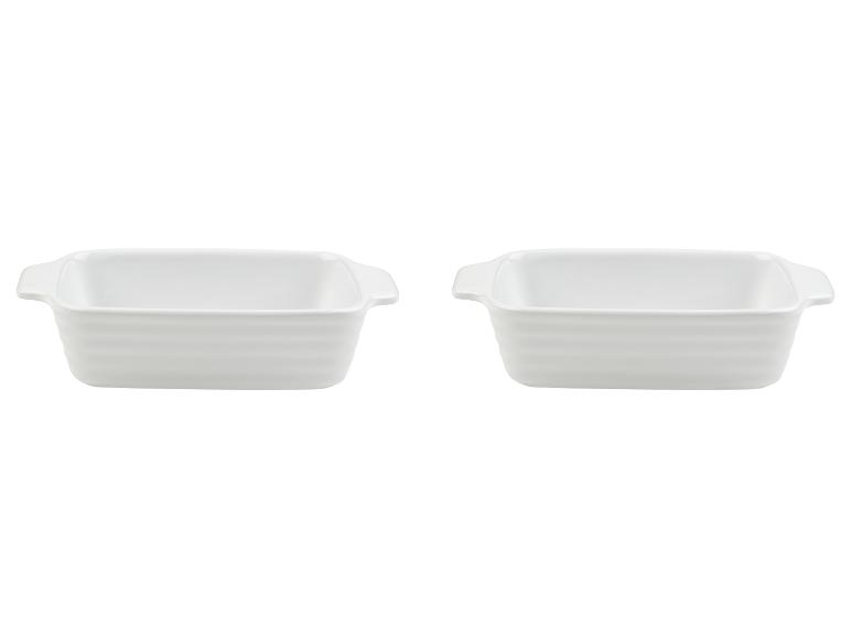 Twee witte ovenschaaltjes met handvatten.