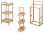 Drie houten badkamerrekken met planken en manden.