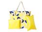 Strandtas met citroenprint, geel toilettas en opblaasbaar kussen.