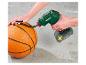 Een persoon pompt een basketbal op met een Parkside draadloze luchtpomp.