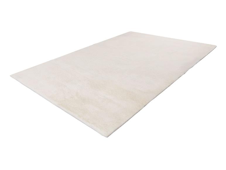 Effen crèmekleurig rechthoekig vloerkleed, plat liggend op een witte achtergrond.