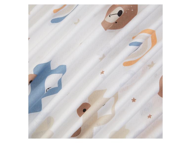 Babystof met pastelkleurige dieren en regenbogen.