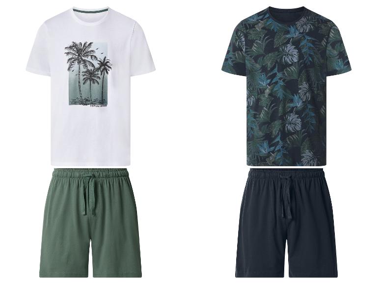 Twee sets van T-shirt en shorts: één wit T-shirt met palmbomen en groene shorts, en één donkerblauw T-shirt met tropisch patroon en donkerblauwe shorts.