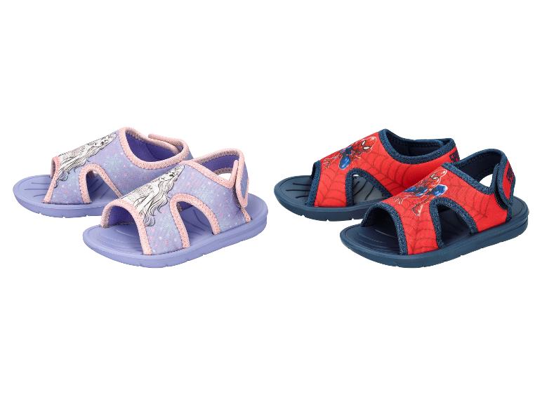 Kindersandalen: paars met Elsa en rood met Spider-Man.