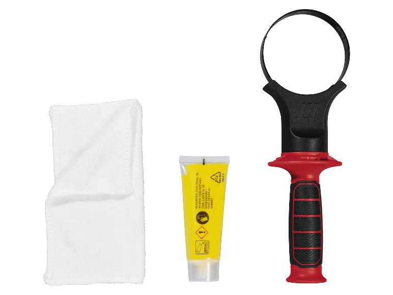 Booronderhoudsset met boorkopsleutel, vet en een reinigingsdoekje.