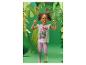 Meisje in wit T-shirt en roze legging, omringd door groene papieren bladeren.