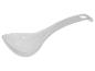 Een witte plastic soeplepel met een lange steel.