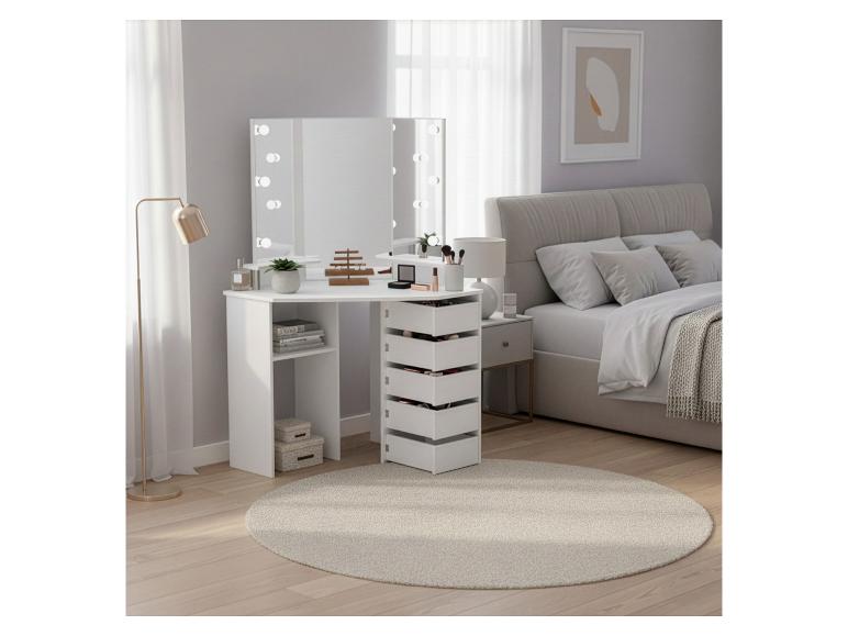 Witte kaptafel met verlichte spiegel, lades en planken in een slaapkamer.