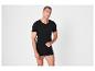 Zwart heren T-shirt en boxershorts op een witte achtergrond.