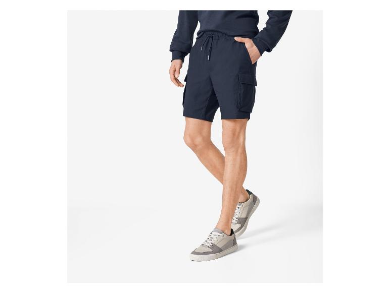 Cargo shorts en sneakers: casual look voor heren.
