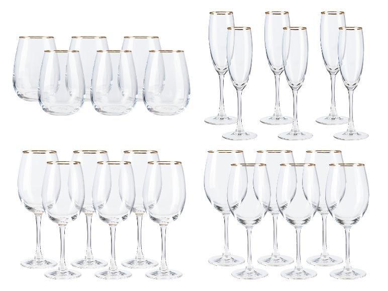 Een set van glazen met gouden rand voor wijn en champagne.