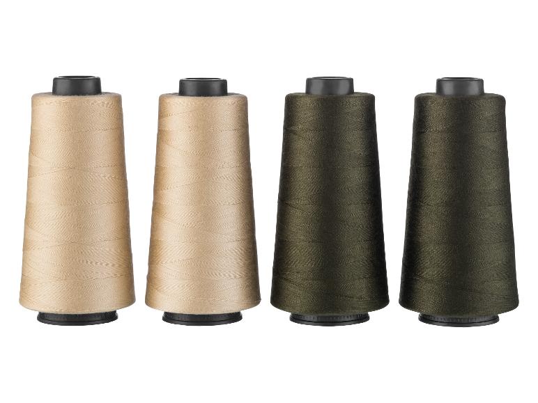 Vier spoelen garen in beige en olijfgroen.