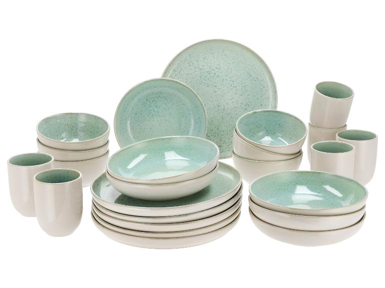 Keramisch servies: borden, kommen en mokken met een blauwgroen glazuureffect.