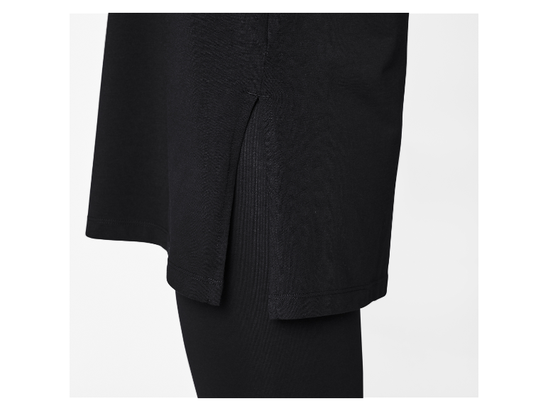 Zwarte jurk met zijsplit en bijpassende leggings.