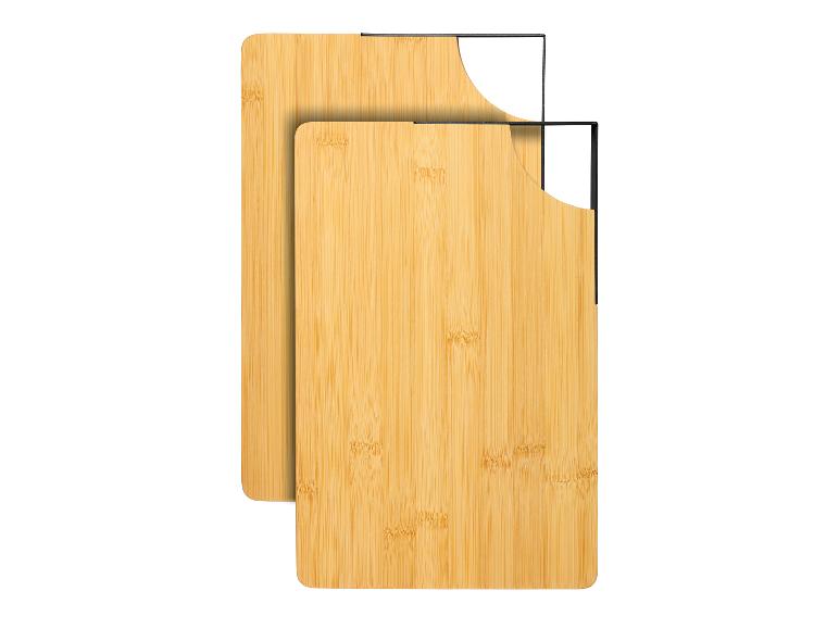 Twee bamboe snijplanken met metalen houder.