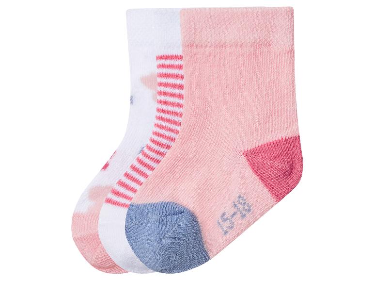 Drie paar babysokken in wit en roze, met strepen en hartjespatronen.