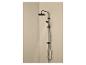 Zwart douchesysteem met regendouchekop en handdouche, water stroomt.