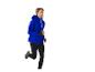 Man rent in een blauw sportjack en zwarte sportbroek.
