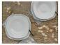Twee sets witte vierkante borden op een rustieke houten tafel met gedroogde judaspenning.