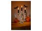 Halloween decoratie met skelet kandelaar, pompoenen, vleermuizen en spookje.