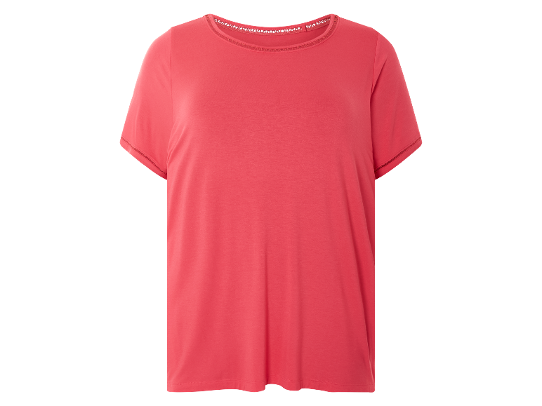 Een koraalroze t-shirt met kantdetails bij de halslijn.