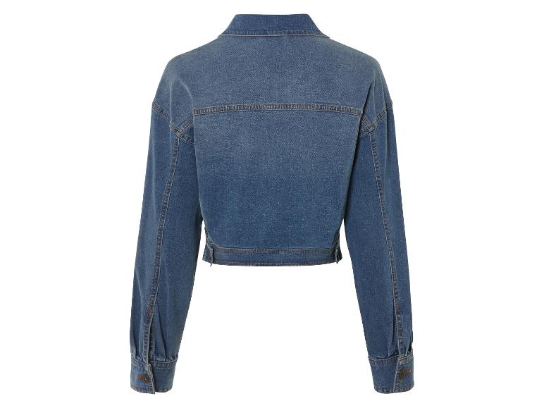 Een blauwe denim jas met lange mouwen.