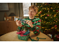 Man in kersttrui bekijkt een multifunctionele hamer.