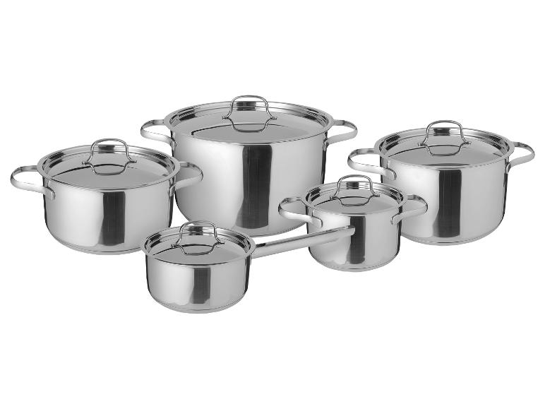 Set van roestvrijstalen pannen en potten.