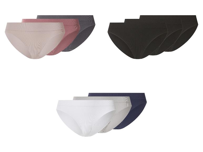 Drie sets van drie damesonderbroeken in diverse kleuren.
