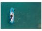 Iemand peddelt op een Hydro-Force paddleboard op turkoois water.