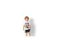 Jongen in wit T-shirt met superheldenprint en blauwe korte broek