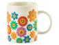 Een witte mok met vrolijke bloemen met smileygezichten.