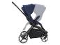 Een blauwe kinderwagen met grote wielen en een opbergmand.