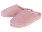 Twee roze pantoffels met een geruit patroon.