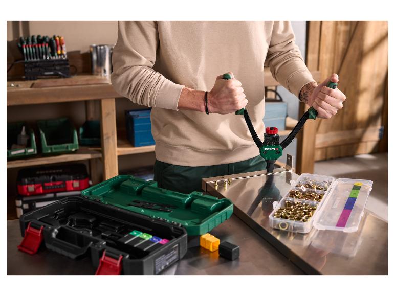 Persoon gebruikt een Parkside popnageltang met een set popnagels en gereedschap op een werkbank.