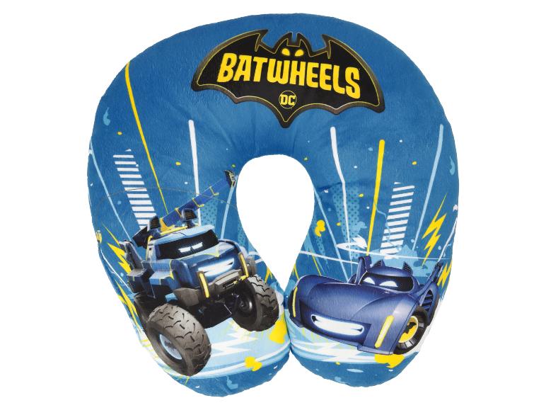 Blauw reiskussen met automotieven en de tekst 'BATWHEELS'.